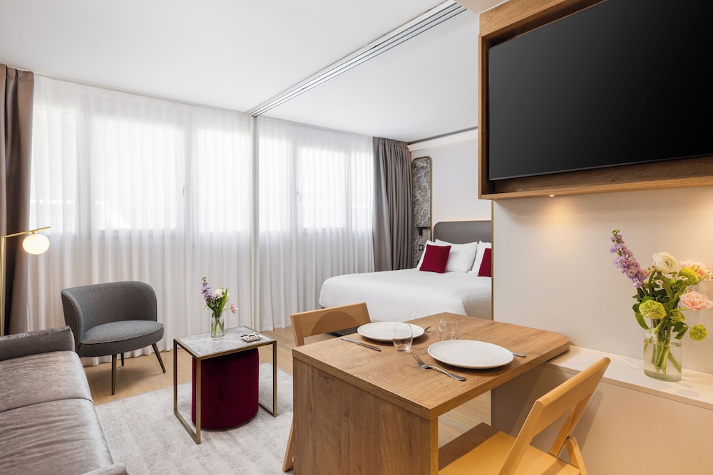 Signature Apartment, 1 Bedroom - Photo 2