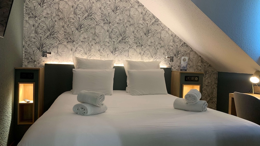 Standard Room, Multiple Beds - Photo 1
