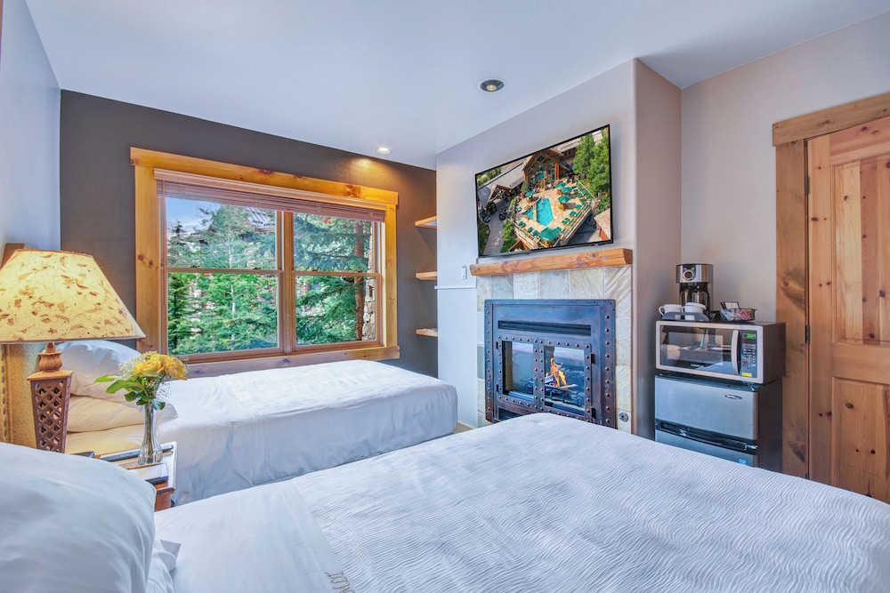 Tiny Room, 2 Double Beds (2nd bedroom to a larger condo, no kitchen or sitting area)