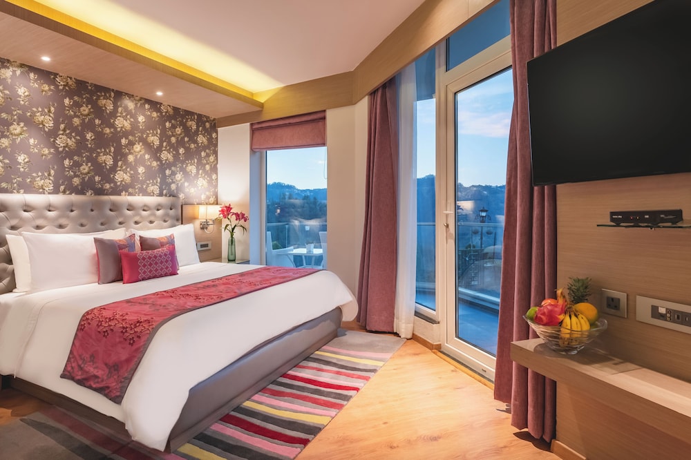 Deluxe Room, 1 King Bed (Superior Room) - Photo 8