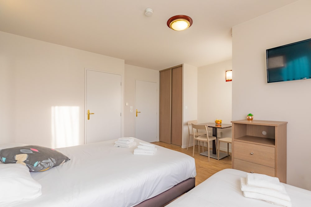 Superior Studio, Multiple Beds - Photo 3