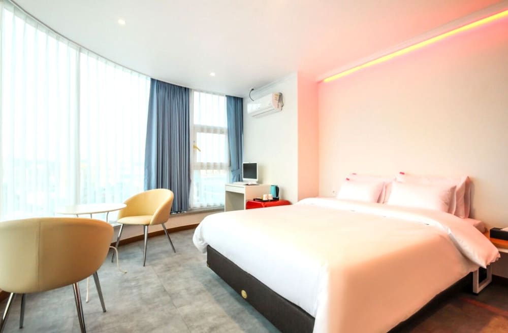 Room (Sky View)