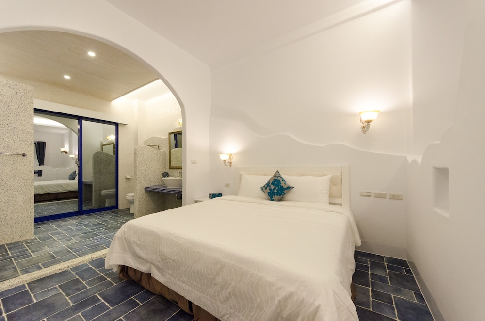 Deluxe Room, 1 Queen Bed, Bathtub