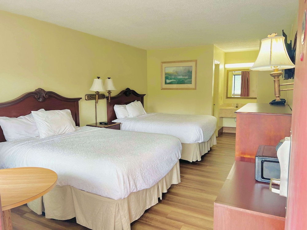 Standard Room, 2 Queen Beds - Photo 1