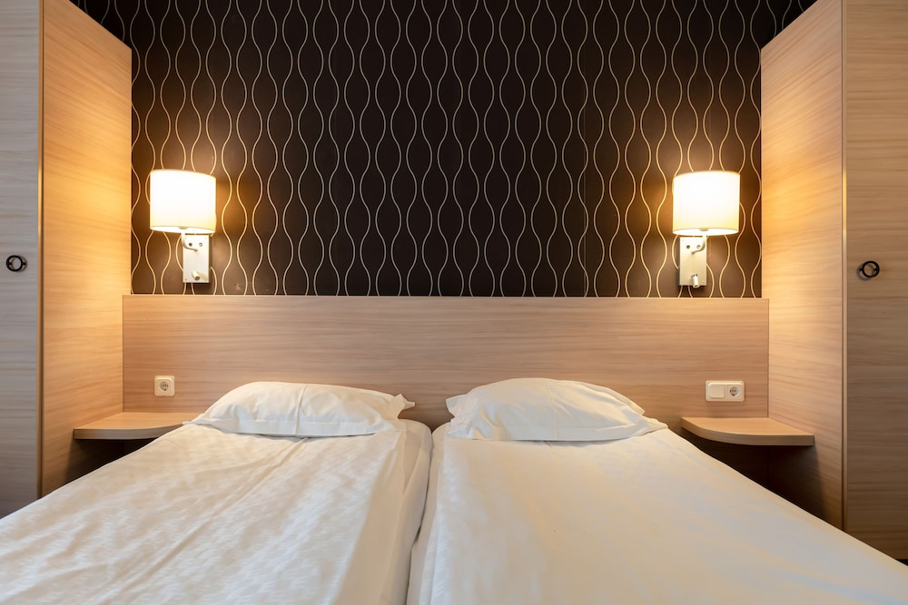 Standard Double Room (Atrium) - Photo 2
