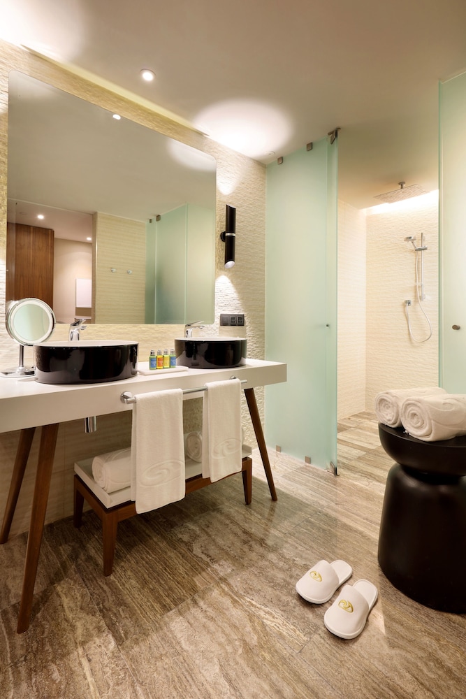 Junior Suite Poolside Ocean View thumbnail 5