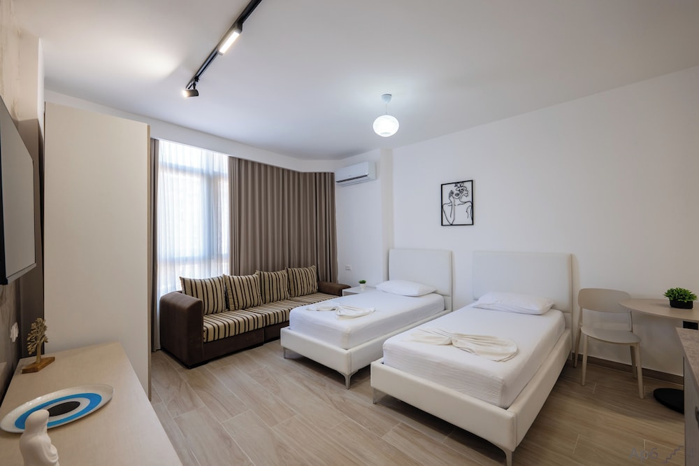 Deluxe Studio Suite, Courtyard View