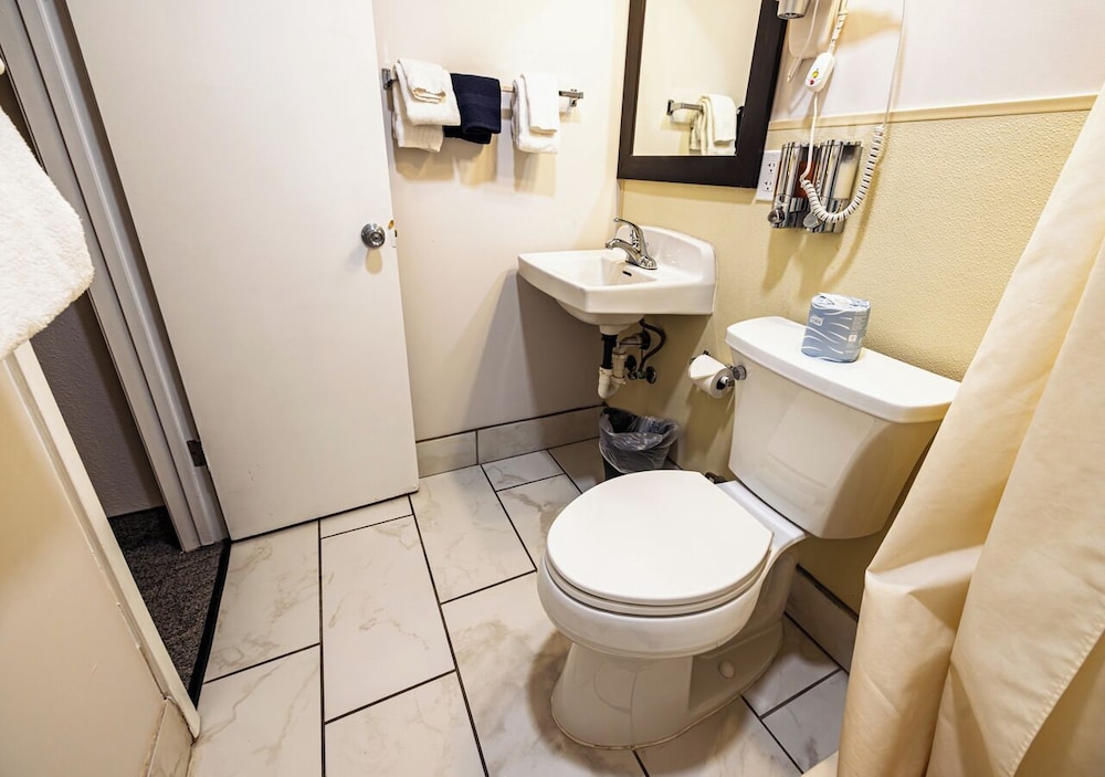 Standard Room with 2 Double Beds photo 3