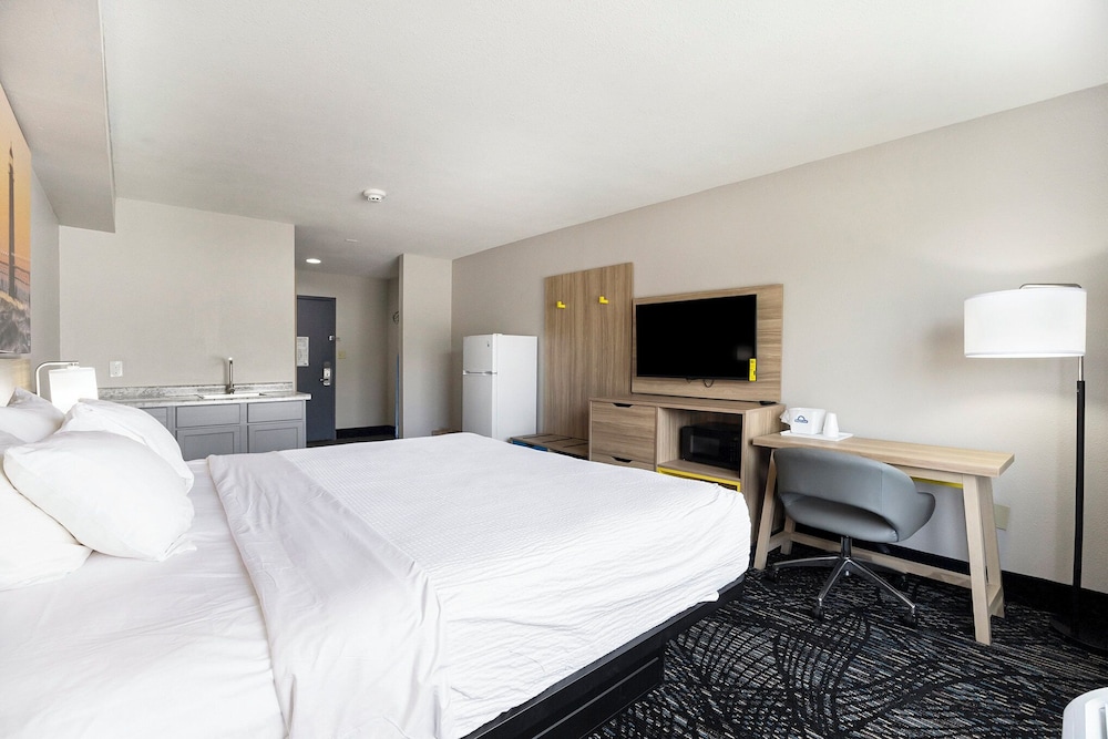 Deluxe Room, 1 King Bed, Non Smoking - Photo 1
