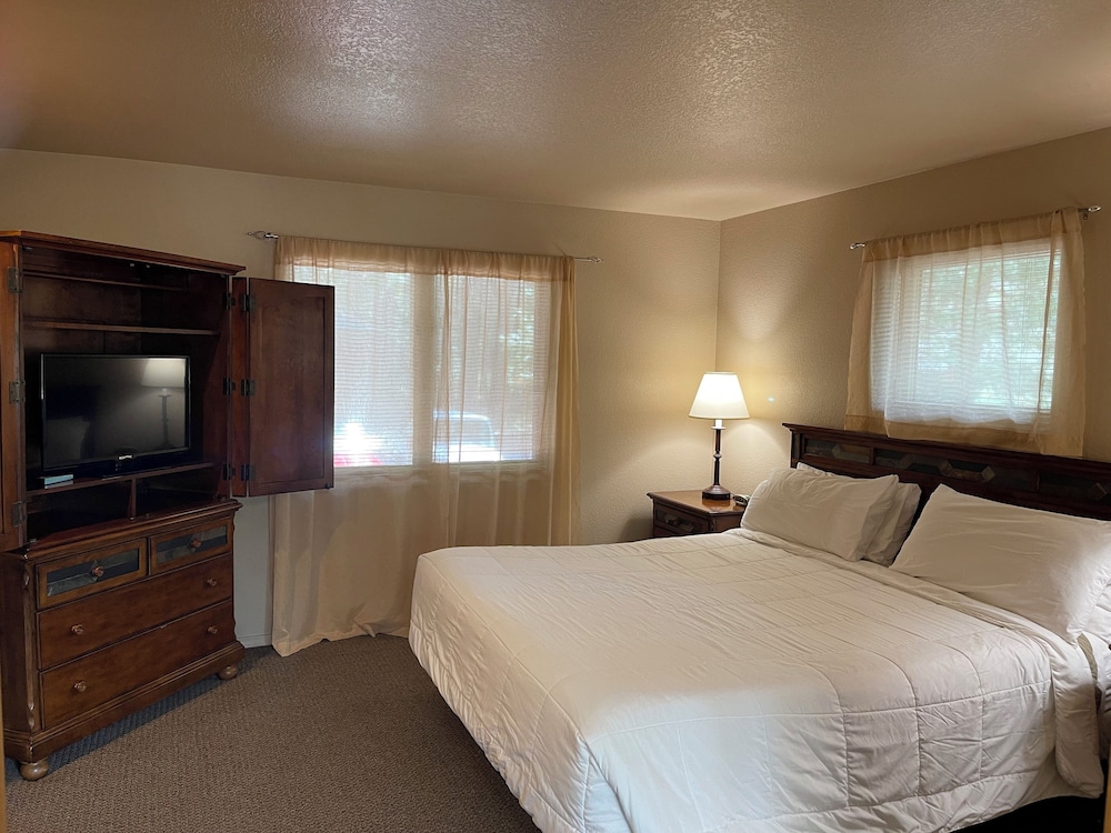 Superior Room, 1 King Bed, Lake View photo 1