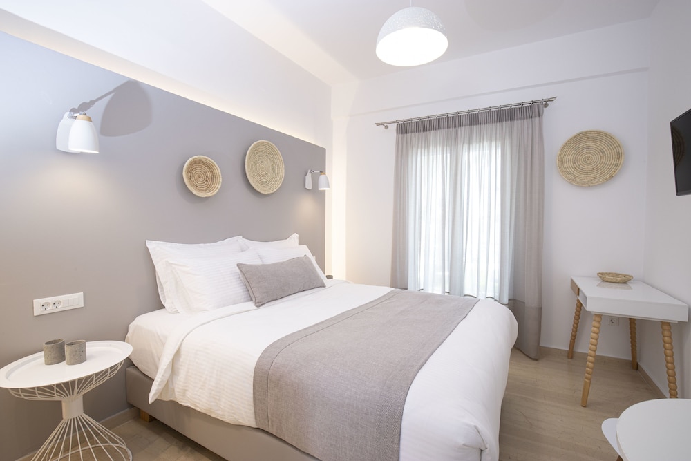 Superior Studio, 1 Double Bed, Pool View