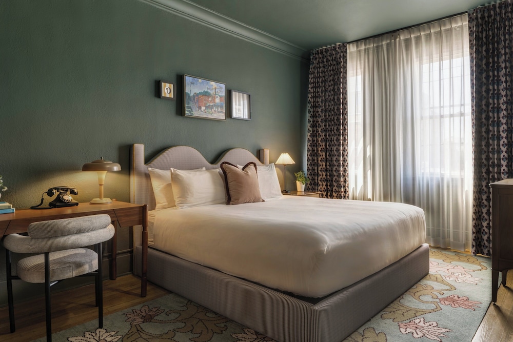 Suite, 1 King Bed, Corner - Photo 1