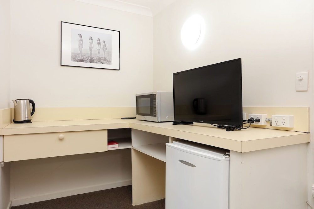 Motel Room (1 Queen Bed + 2 Single Beds) photo 1