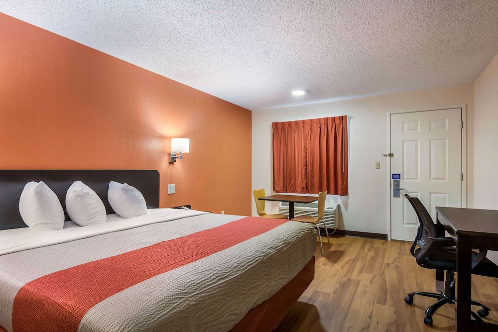 Standard Room, 1 King Bed, Non Smoking, Refrigerator & Microwave - Photo 1