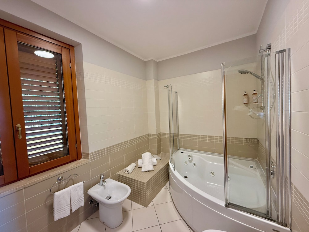 Panoramic Suite, Sea View - Photo 28