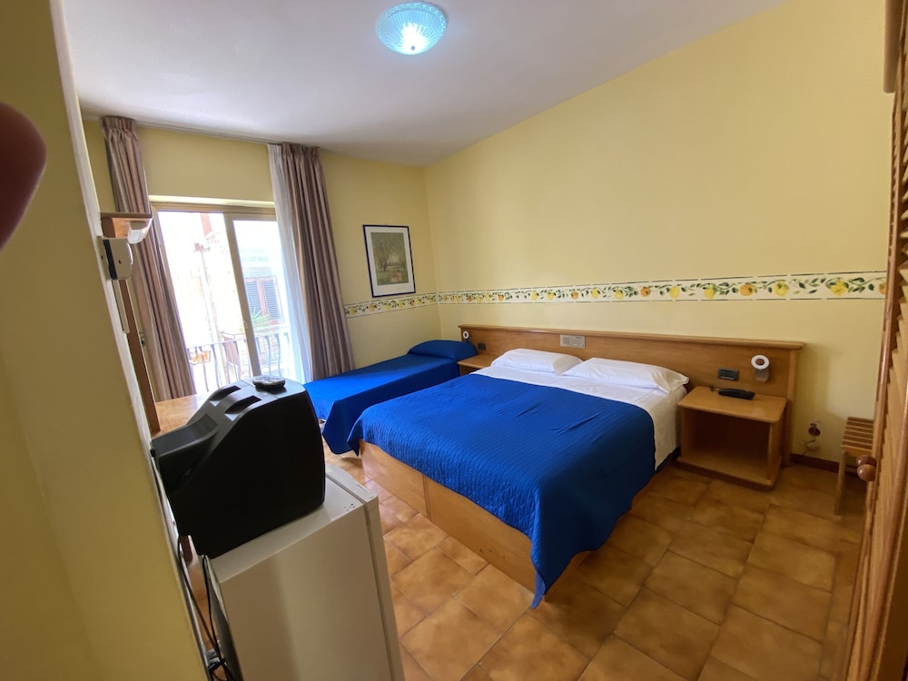 Triple Room - Photo 12