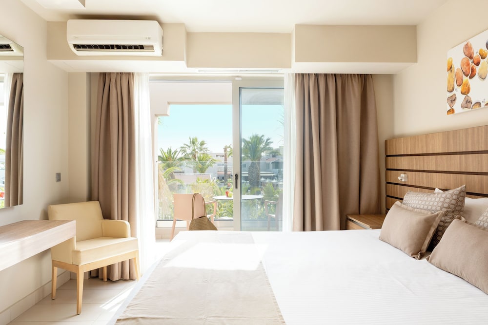 Double Room with Sharing Pool photo 2