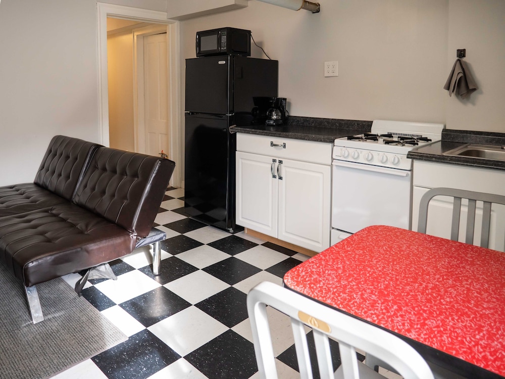 Suite, Ground Level Apartment, Full Kitchen, Private Bathroom photo 3