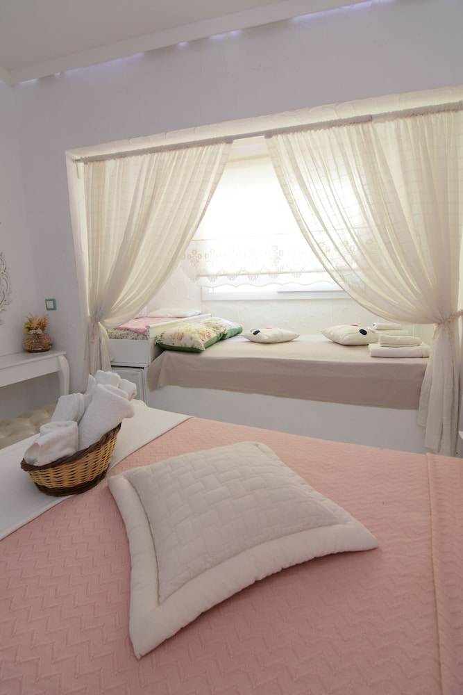 Family Quadruple Room - Photo 7
