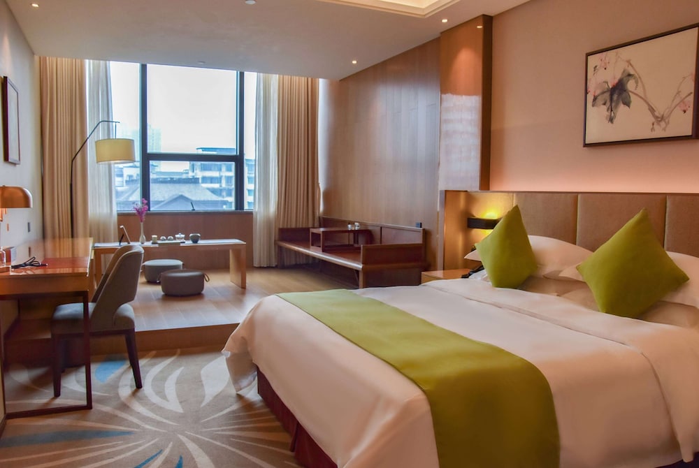 Deluxe Room, 1 King Bed, Smoking photo 2