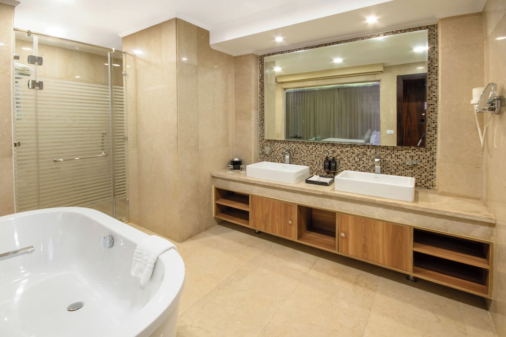 Premium Room, 1 King Bed, Pool View - Photo 9