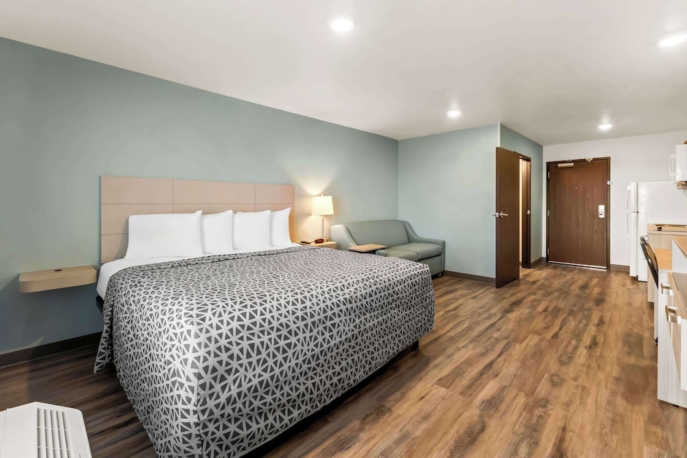 Suite, 1 King Bed with Sofa bed, Non Smoking