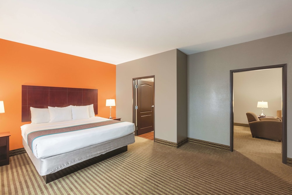 Deluxe Suite, 1 King Bed, Non Smoking (Deluxe Family Suite) - Photo 2