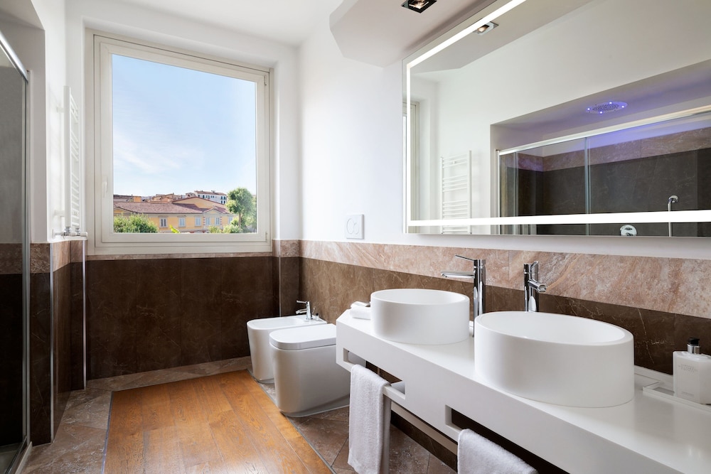 Premium with Two Twin Beds and Balcony (Non Smoking) - Photo 4