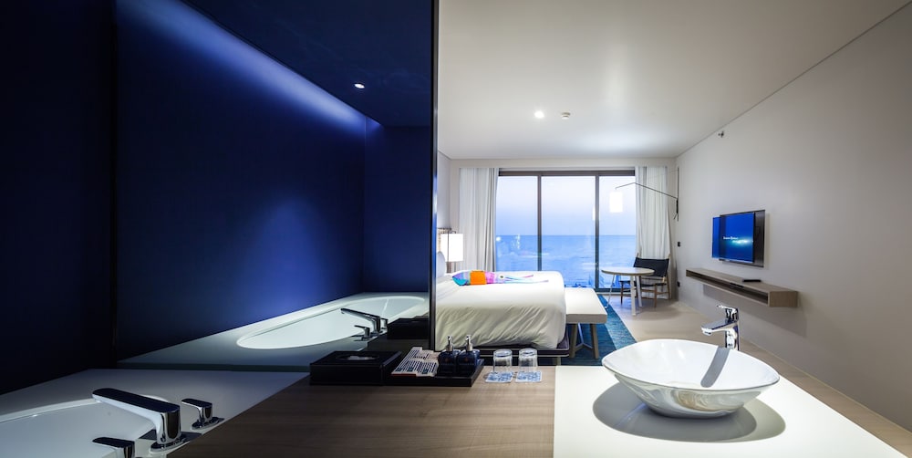 Villa, 1 King Bed (Sky Pool) photo 2