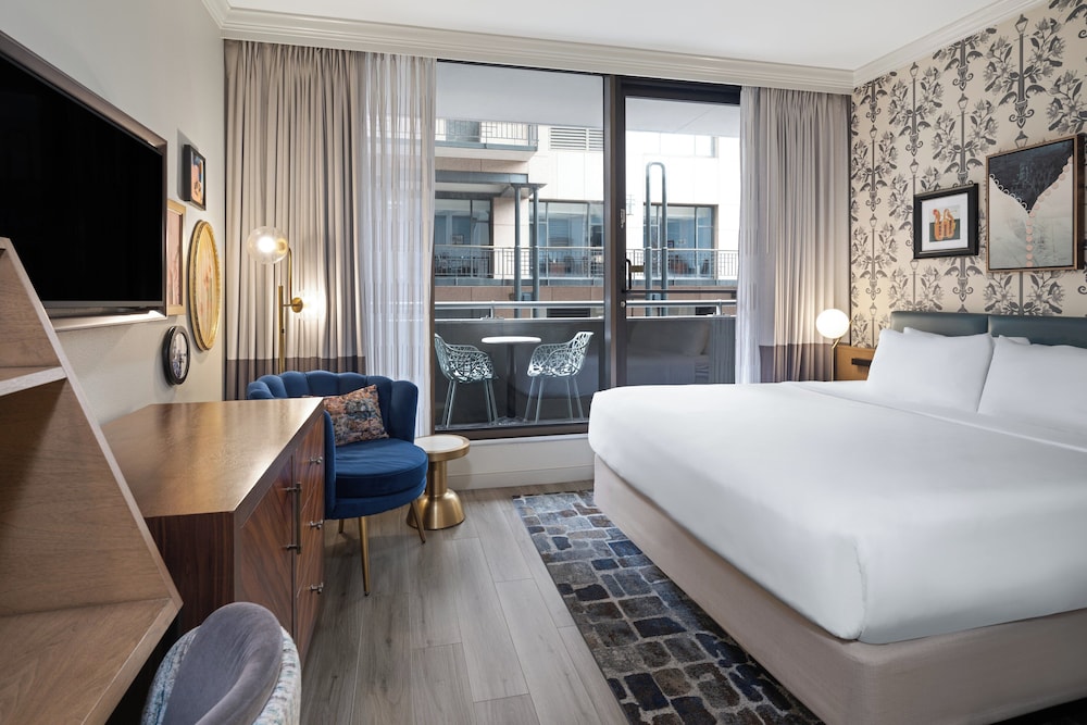 Premium Room, 1 King Bed - Photo 1