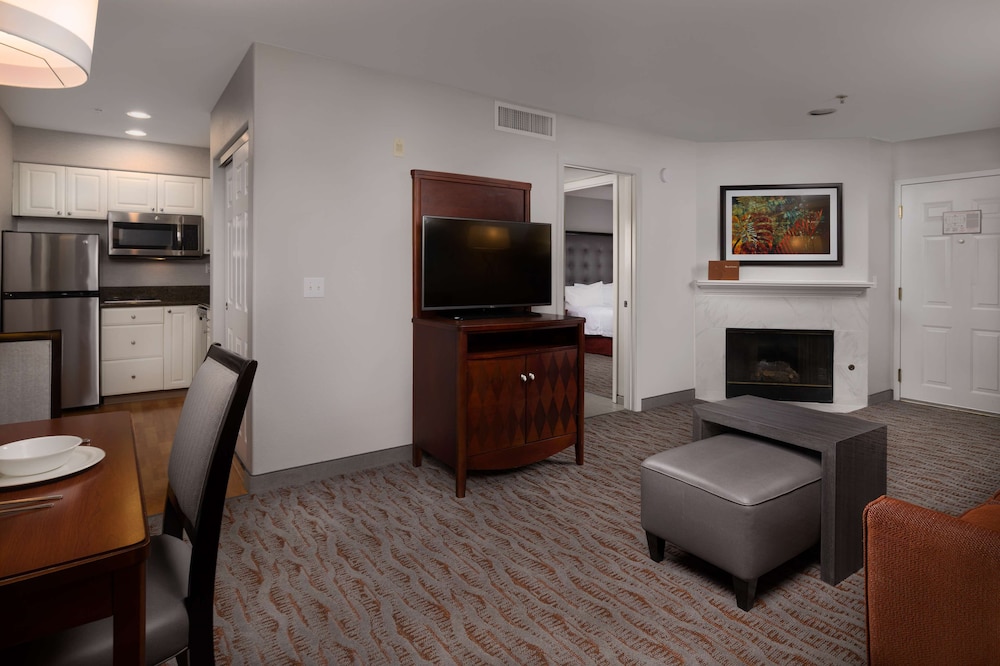 2 Bedroom Suite, 1 King 2 Queens photo 1