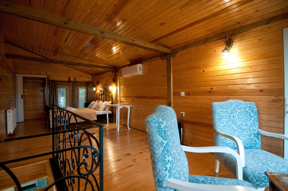 Club Bungalow, 1 Queen Bed, River View