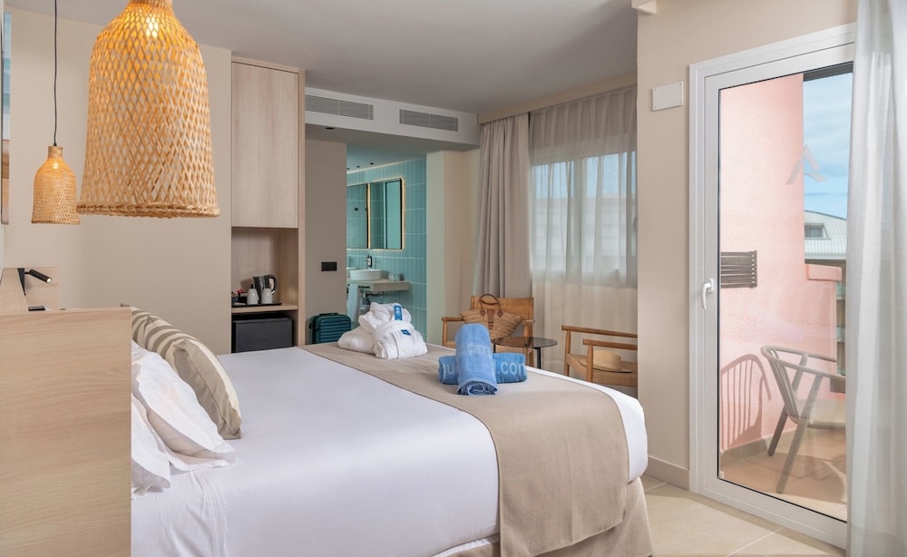 Premium Triple Room, Pool View (Suite 3 Adults) photo 2