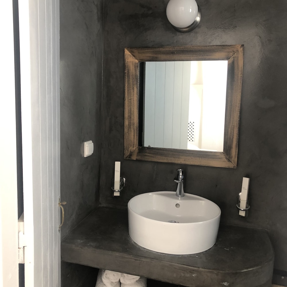 Traditional Studio, Jetted Tub (Caldera View) photo 3