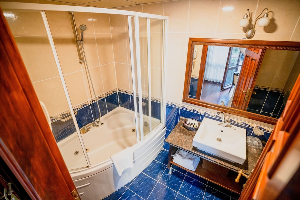 Standard Double or Twin Room - Photo 6