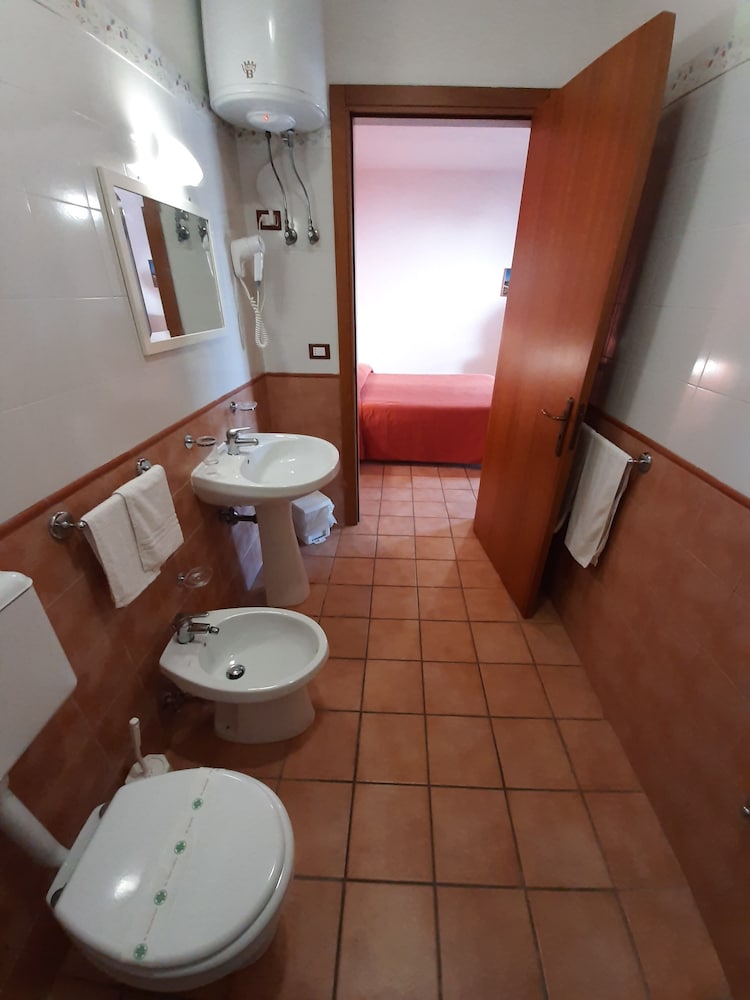 Classic Double Room - Photo 13