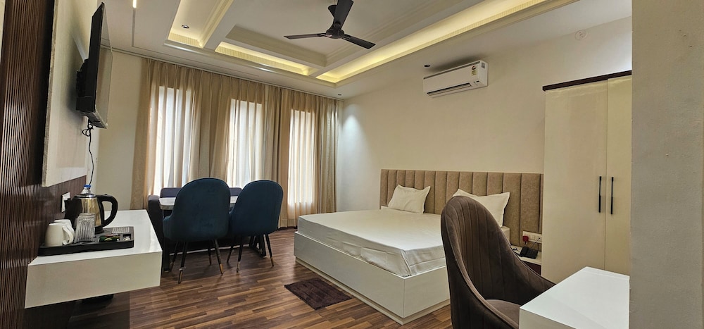 Classic Suite, City View photo 2