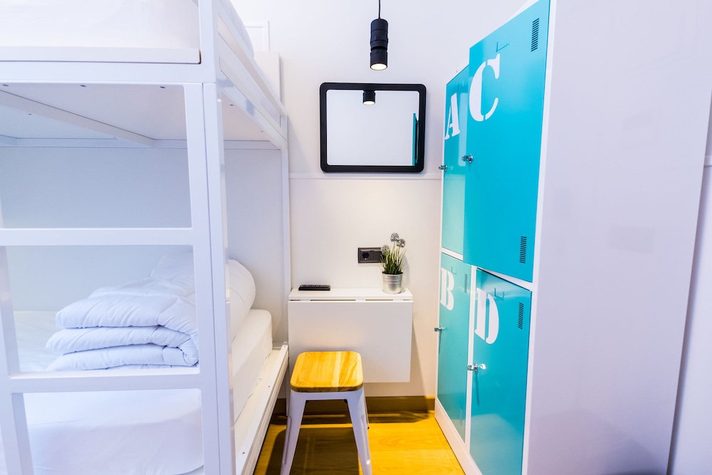 1 bed in a Quadruple Room, Mixed Dorm, Shared Bathroom photo 2