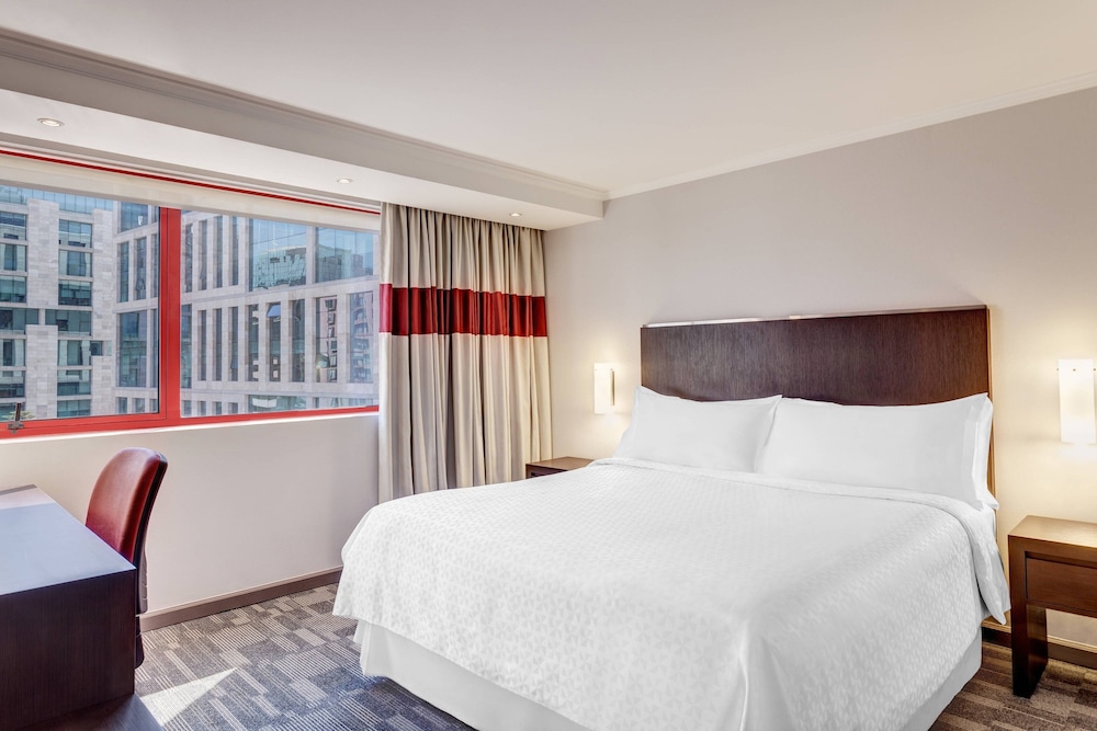 Deluxe Suite, 1 King Bed, Corner - Photo 1