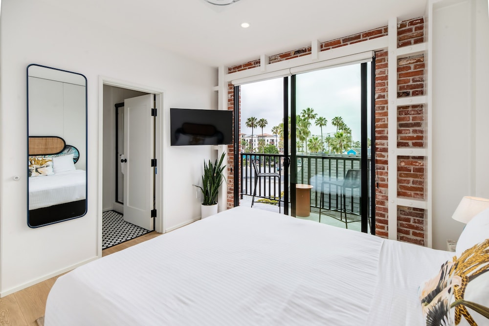 Room, 1 Queen Bed, Balcony, City View (Room 303) photo 2