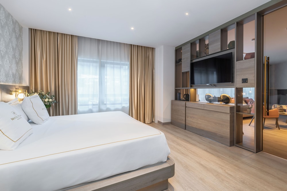 Family Room, 1 Queen Bed with Sofa bed (Deluxe Premium - 2 + 2)