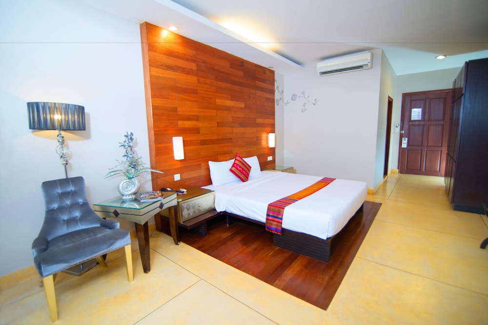 Standard Suite, 1 King Bed photo 2