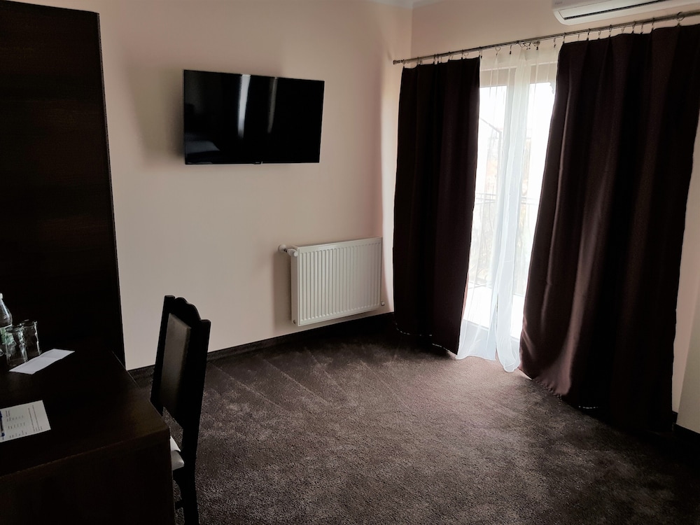 Family Room - Photo 6