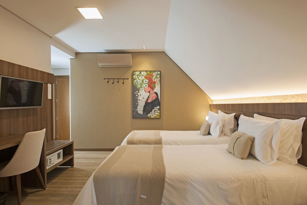 Premium Suite, Multiple Beds, Non Smoking, Bathtub - Photo 4