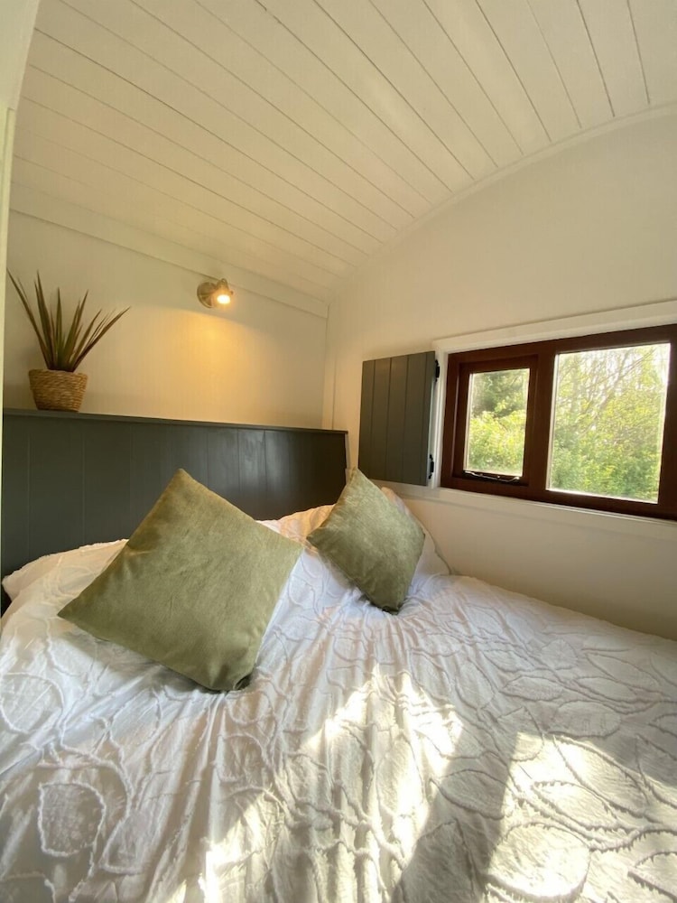 Deluxe Room, Private Bathroom, Lake View photo 1