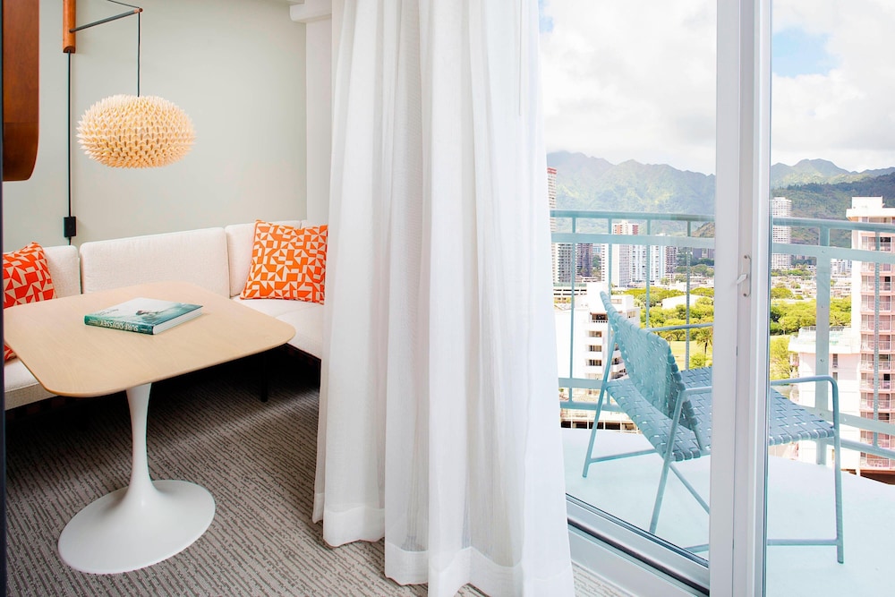 Suite, 1 King Bed, Balcony (Corner)