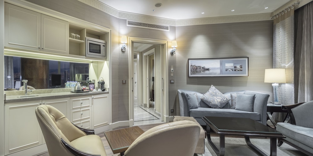 Executive Suite, 1 King Bed, Club Lounge Access