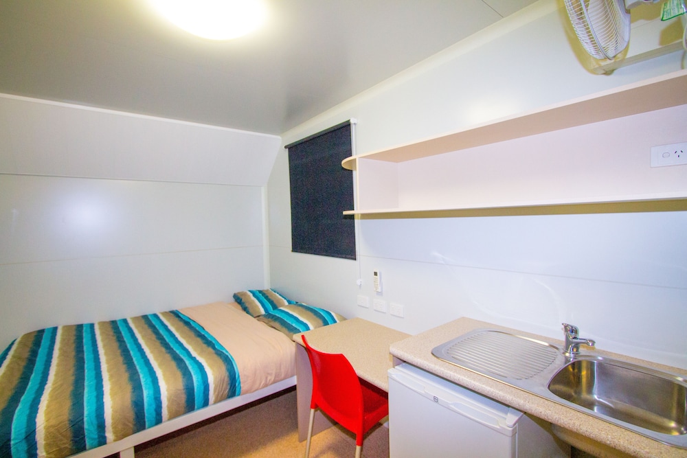 Compact Queen Caravan Room photo 3