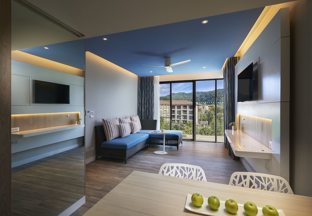 Suite, 1 Bedroom (Pool View) - Photo 1