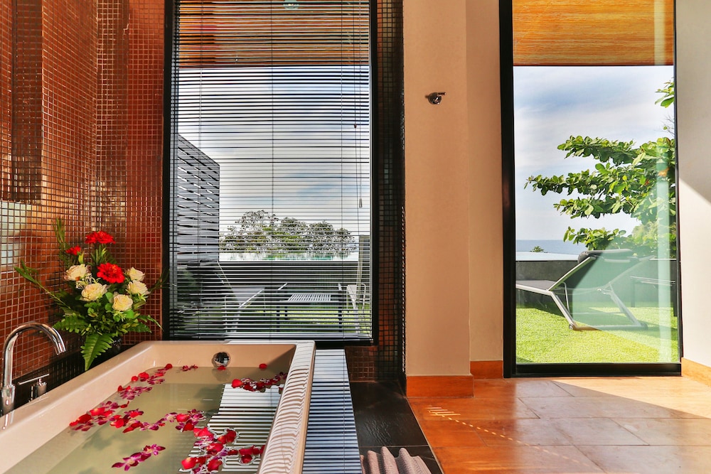 Family Access Pool 2-Bedroom Suite - Photo 12